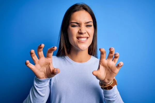 Jonge Mooie Brunette Vrouw Dragen Casual Trui Staan Blauwe Achtergrond — Stockfoto