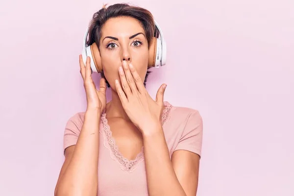 Jovem Mulher Bonita Ouvindo Música Usando Fones Ouvido Cobrindo Boca — Fotografia de Stock