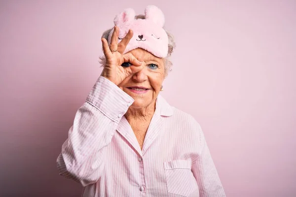 Senior Bella Donna Indossa Maschera Del Sonno Pigiama Sfondo Rosa — Foto Stock