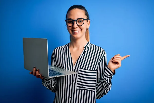 Mladý Krásný Blondýnka Businesswoman Nosit Brýle Pomocí Notebooku Přes Modré — Stock fotografie