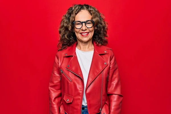 Μέση Ηλικία Όμορφη Γυναίκα Φορώντας Casual Κόκκινο Σακάκι Και Γυαλιά — Φωτογραφία Αρχείου