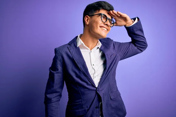 Νέος Όμορφος Επιχειρηματίας Φορώντας Σακάκι Και Γυαλιά Πάνω Από Απομονωμένο — Φωτογραφία Αρχείου