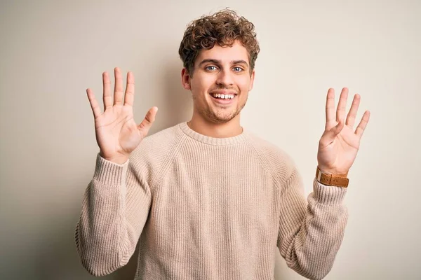 Jovem Loiro Bonito Homem Com Cabelo Encaracolado Vestindo Camisola Casual — Fotografia de Stock