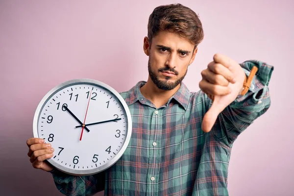 Jeune Homme Barbe Faisant Compte Rebours Utilisant Une Grosse Horloge — Photo