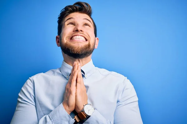 턱수염 과파란 사업가가우아 셔츠를 구걸하고 손으로 기도를 감정적 스러운 일이다 — 스톡 사진