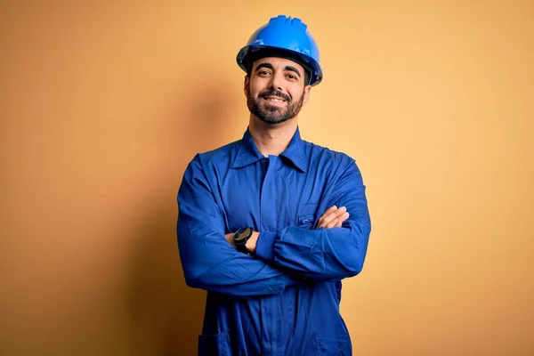 Mechanische Man Met Baard Blauw Uniform Veiligheidshelm Gele Achtergrond Vrolijk — Stockfoto