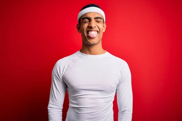 Ung Vacker Afrikansk Amerikansk Idrottsman Bär Sportkläder Över Röd Bakgrund — Stockfoto