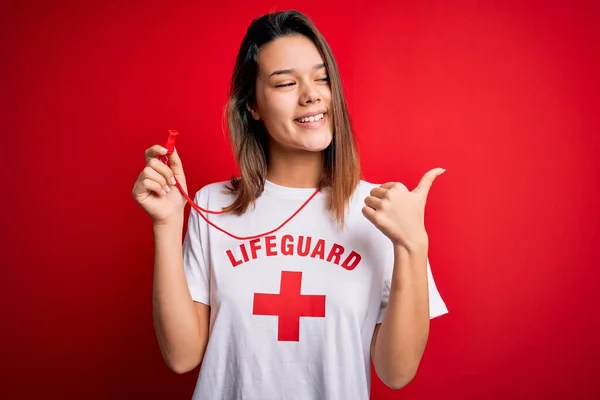 Giovane Bella Ragazza Bagnino Bruna Indossa Shirt Con Croce Rossa — Foto Stock