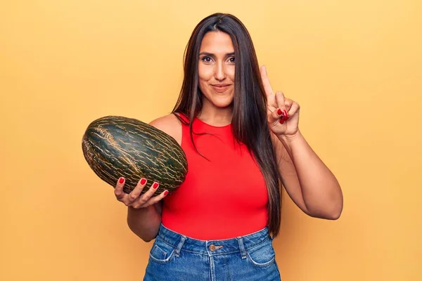 Junge Schöne Brünette Frau Hält Melone Lächelnd Mit Einer Idee — Stockfoto