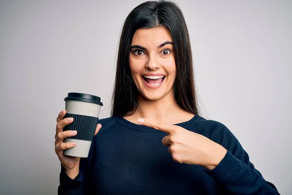 Joven Hermosa Morena Bebiendo Taza Café Sobre Fondo Blanco Aislado — Foto de Stock