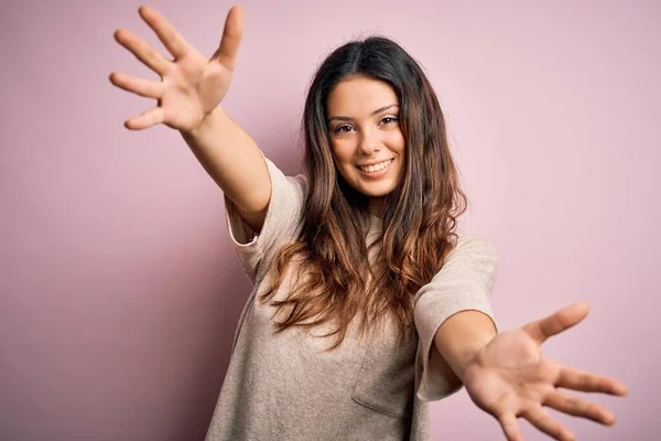 Ung Vacker Brunett Kvinna Bär Casual Tröja Stående Över Rosa — Stockfoto