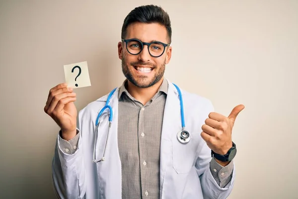 Junger Arzt Trägt Stethoskop Mit Fragezeichen Erinnerung Über Isolierten Hintergrund — Stockfoto