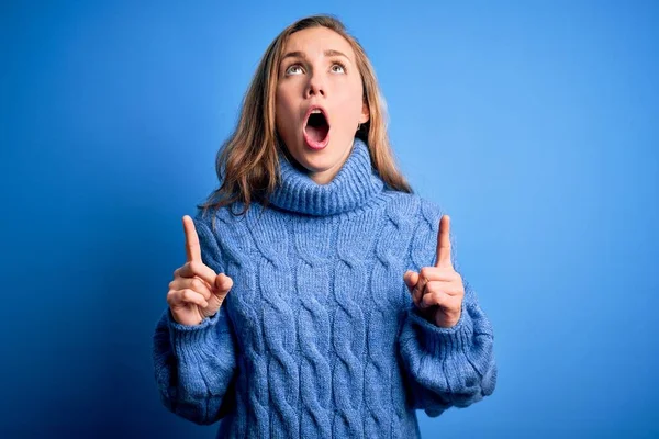 Young Beautiful Blonde Woman Wearing Casual Turtleneck Sweater Blue Background — Stock Photo, Image
