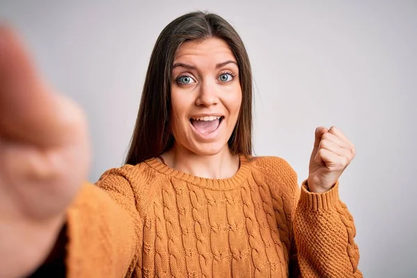 Giovane Bella Donna Con Gli Occhi Azzurri Indossa Maglione Casual — Foto Stock