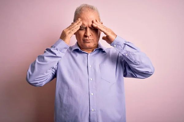 Hombre Guapo Hoary Mediana Edad Con Camisa Casual Pie Sobre — Foto de Stock