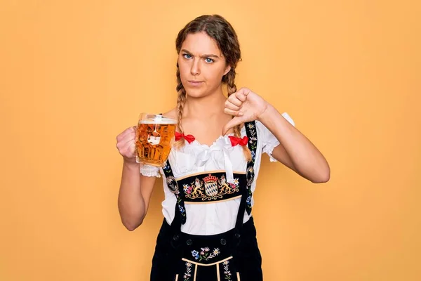 Gyönyörű Szőke Német Kék Szemekkel Visel Oktoberfest Ruha Ivás Üveg — Stock Fotó