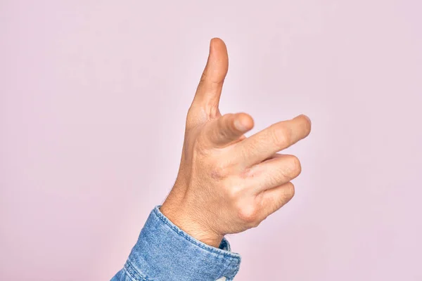 白人年轻人的手 他们的手指在孤立的粉色背景上伸出来 用食指指向摄像机 选择并指向方向 — 图库照片