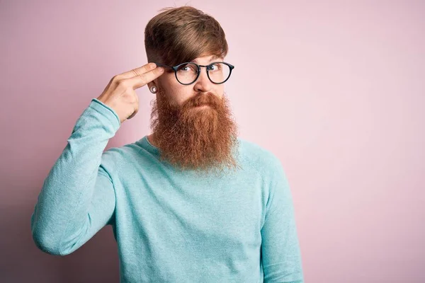 Guapo Pelirrojo Irlandés Con Barba Con Gafas Sobre Fondo Rosa — Foto de Stock