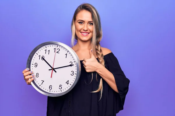 Joven Hermosa Mujer Rubia Haciendo Cuenta Atrás Usando Reloj Grande — Foto de Stock