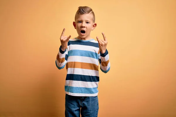 Jeune Enfant Caucasien Aux Yeux Bleus Portant Une Chemise Rayée — Photo