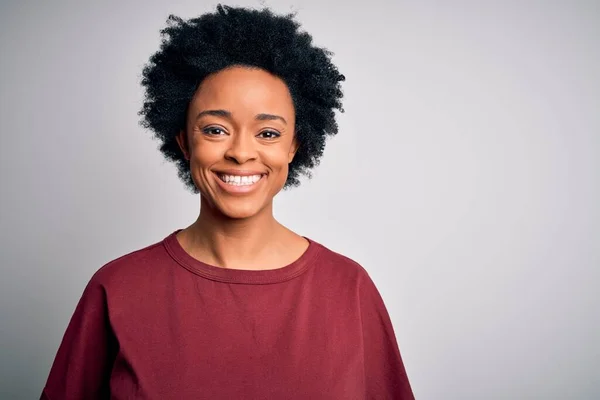 Fiatal Gyönyörű Afro Amerikai Göndör Hajjal Alkalmi Pólóban Boldog Hűvös — Stock Fotó
