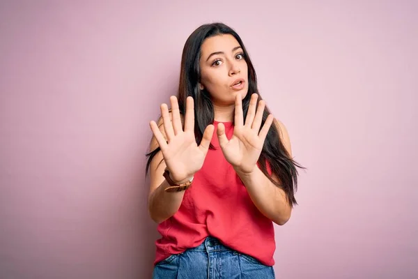 Junge Brünette Frau Lässigem Sommerhemd Über Rosa Isoliertem Hintergrund Handflächen — Stockfoto