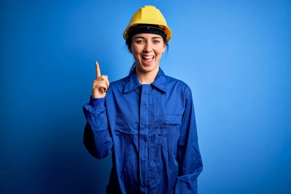 Jeune Belle Ouvrière Aux Yeux Bleus Portant Casque Sécurité Uniforme — Photo