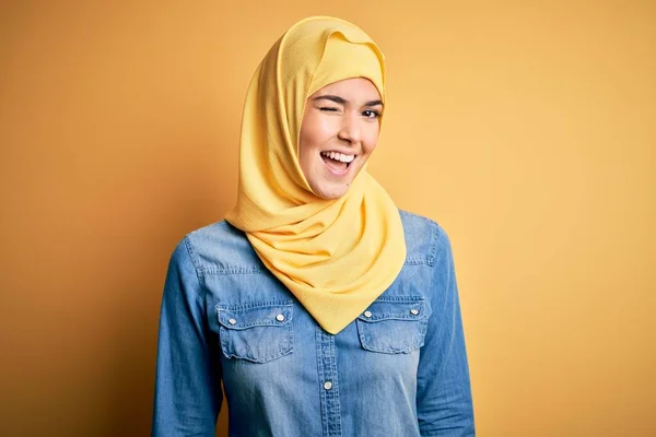 Young Beautiful Girl Wearing Muslim Hijab Standing Isolated Yellow Background — Stock Photo, Image