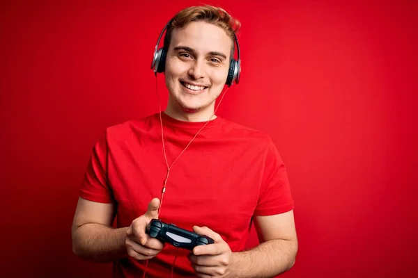 Jovem Homem Bonito Jogador Ruiva Jogando Videogame Usando Fones Ouvido — Fotografia de Stock