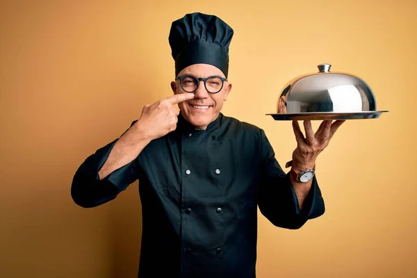 Camarero Guapo Pelo Gris Mediana Edad Con Uniforme Cocina Bandeja —  Fotos de Stock