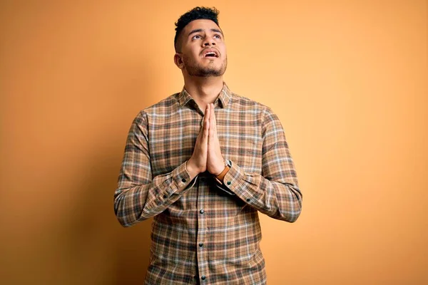 Joven Hombre Guapo Con Camisa Casual Pie Sobre Fondo Amarillo — Foto de Stock