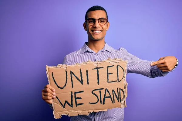 Afrykański Amerykański Aktywista Prosi Unię Trzymając Sztandar Zjednoczonym Przesłaniem Stoiska — Zdjęcie stockowe