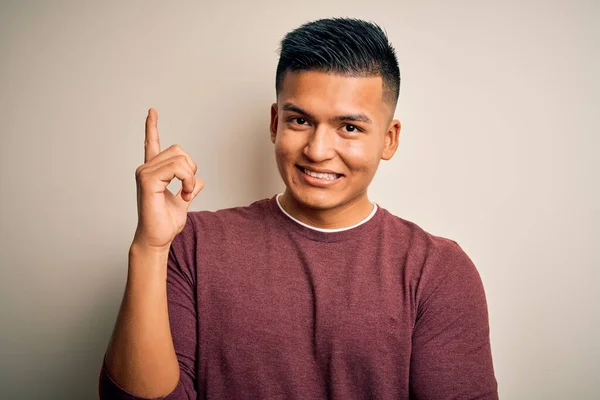 Joven Hombre Latino Guapo Usando Suéter Casual Pie Sobre Fondo —  Fotos de Stock