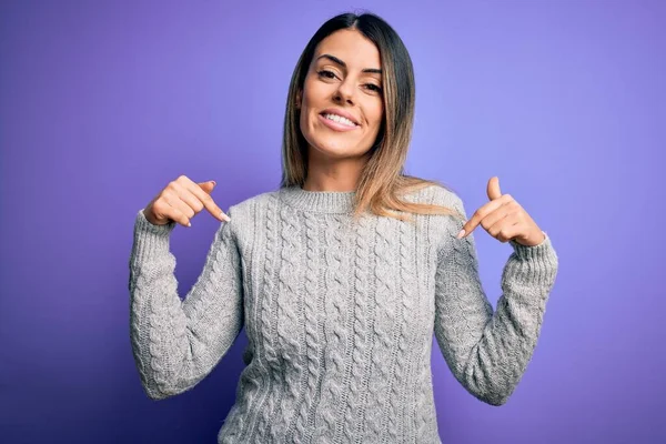 Jonge Mooie Vrouw Dragen Casual Trui Staan Geïsoleerde Paarse Achtergrond — Stockfoto