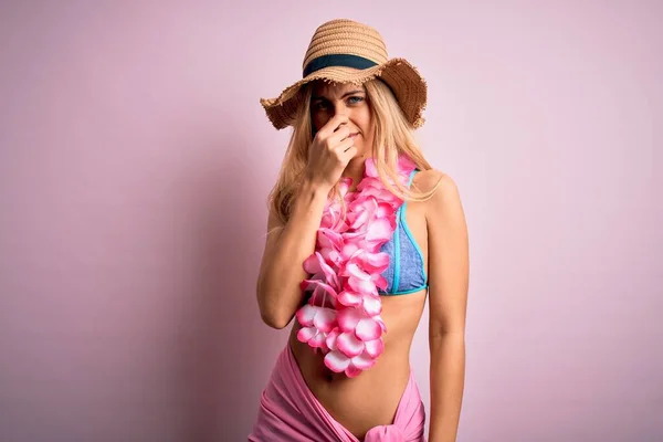 Ung Vacker Blond Kvinna Semester Klädd Bikini Och Hatt Med — Stockfoto