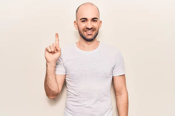 Jovem Careca Bonito Vestindo Camiseta Casual Sorrindo Com Uma Ideia — Fotografia de Stock