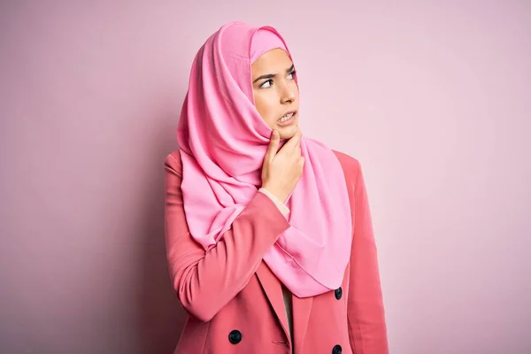 Junges Schönes Mädchen Mit Muslimischem Hijab Das Vor Isoliertem Rosa — Stockfoto