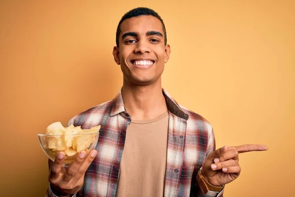 Ung Vacker Afrikansk Amerikansk Man Håller Skål Chips Potatis Över — Stockfoto
