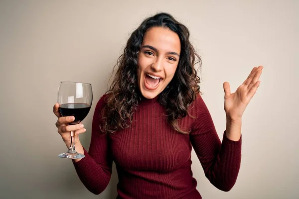 Giovane Bella Donna Con Capelli Ricci Bere Bicchiere Vino Rosso — Foto Stock