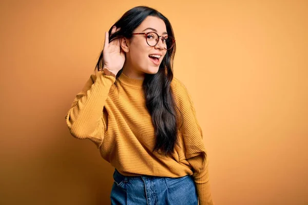 Mujer Morena Joven Con Gafas Suéter Casual Sobre Fondo Aislado —  Fotos de Stock