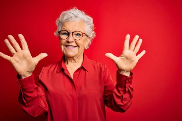 Senior Belle Femme Aux Cheveux Gris Portant Chemise Décontractée Lunettes — Photo