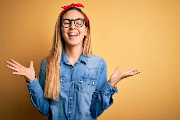 Jovem Mulher Loira Bonita Com Olhos Azuis Vestindo Camisa Jeans — Fotografia de Stock