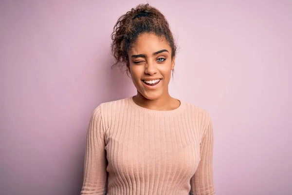 Young Beautiful African American Girl Wearing Casual Sweater Standing Pink — Stock Photo, Image