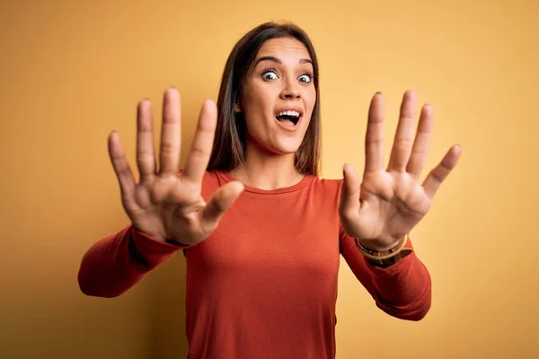 Joven Mujer Morena Hermosa Vistiendo Camiseta Casual Pie Sobre Fondo — Foto de Stock