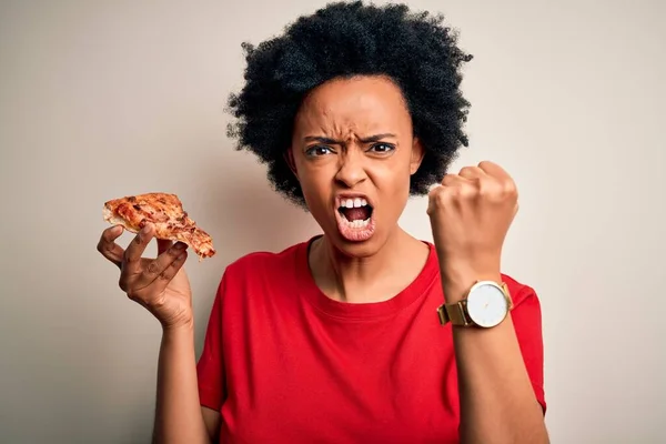 Afro Saçlı Kıvırcık Saçlı Lezzetli Talyan Pizzası Yiyen Genç Bir — Stok fotoğraf