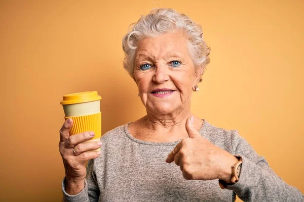 Senior Bella Donna Bere Tazza Caffè Piedi Sfondo Giallo Isolato — Foto Stock