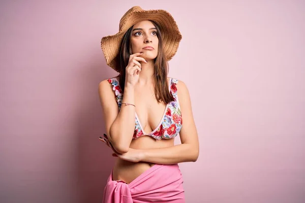 Молодая Красивая Женщина Отпуске Бикини Летняя Шляпа Розовом Фоне Рукой — стоковое фото