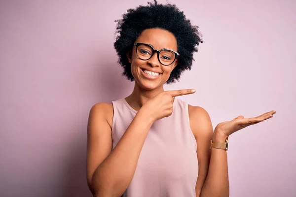 Jeune Belle Afro Afro Américaine Aux Cheveux Bouclés Portant Shirt — Photo