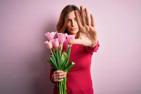 Joven Mujer Morena Hermosa Sosteniendo Ramo Tulipanes Rosados Sobre Fondo — Foto de Stock