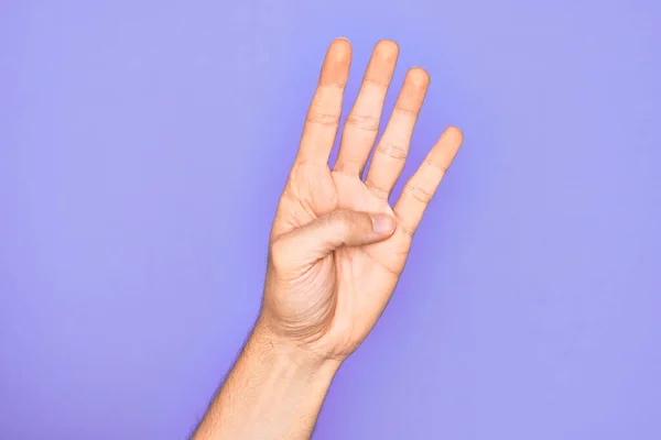 Ruka Bělocha Mladý Muž Ukazující Prsty Přes Izolované Fialové Pozadí — Stock fotografie